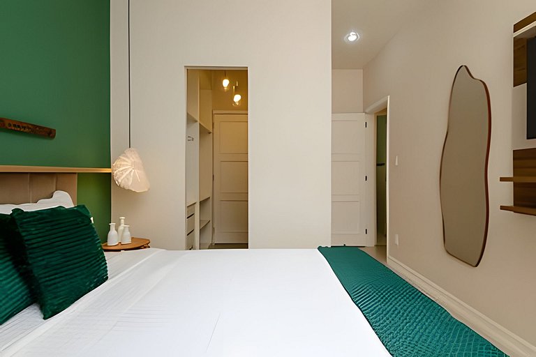 Luxuoso! Enorme 3 quartos reformado, com Garagem