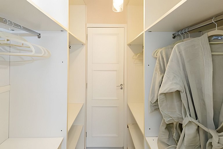 Luxuoso! Enorme 3 quartos reformado, com Garagem