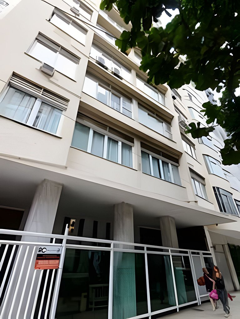 Luxuoso! Enorme 3 quartos reformado, com Garagem